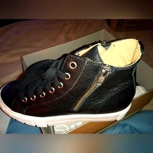 NWB- STEVE MADDEN LEATHER PLATFORM SNEAKERS